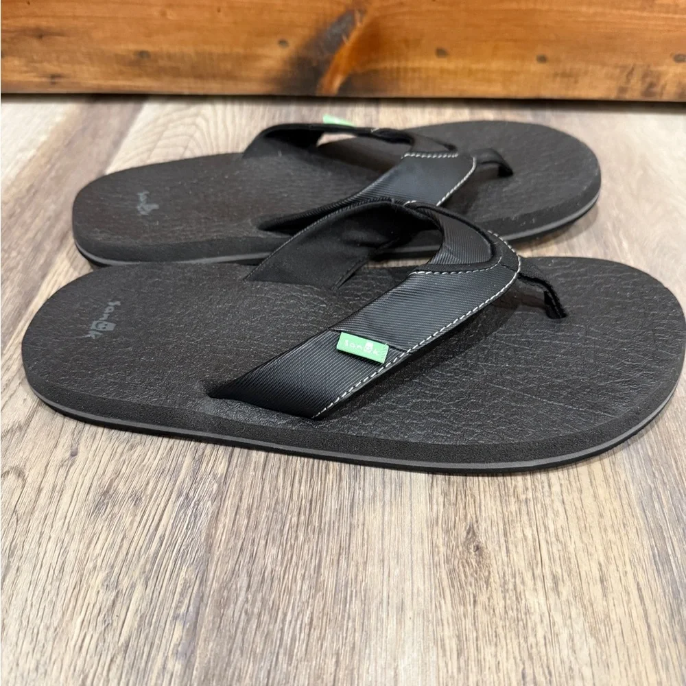 Sanuk black flip flops. Men's size‎ 6-7